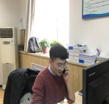 太阳成集团tyc122ccvip侯勇老师和受资助员工家庭2